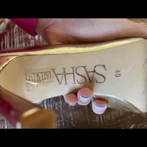 Barely worn Sasha New York heels in gold - Picture 7 of 7